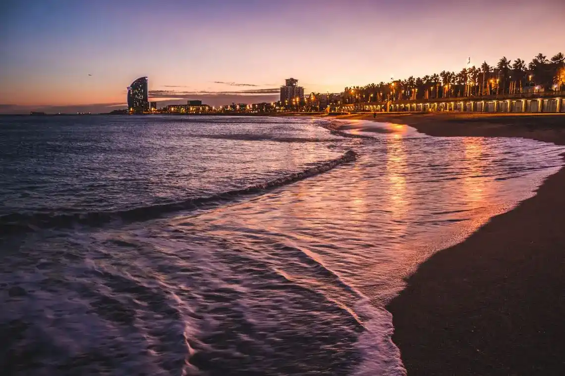 Playa de la Barceloneta: Guía 2025 para disfrutar de la playa más famosa de Barcelona